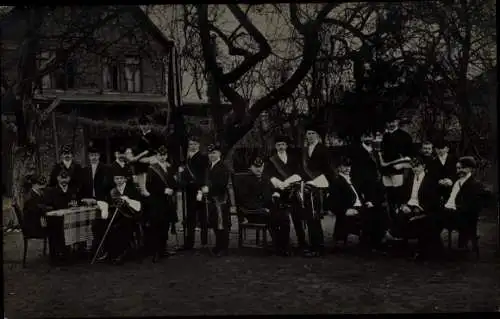 Studentika Foto Ak Gruppenbild der Studenten in Uniformen