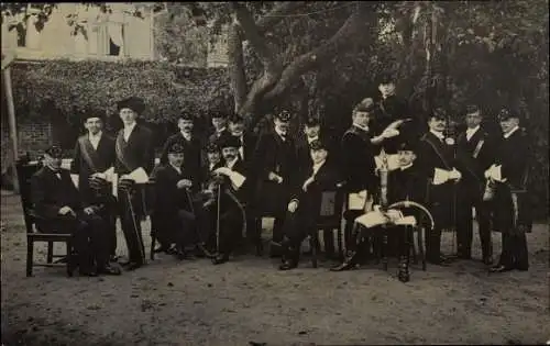 Studentika Foto Ak Gruppenbild der Studenten in Uniformen