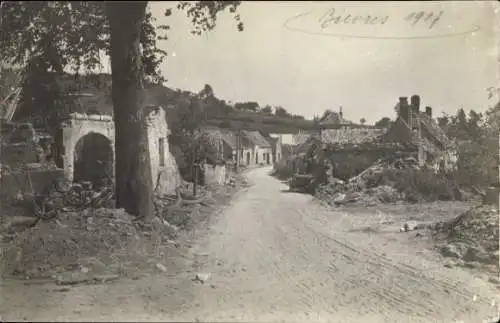 Foto Ak Bièvres Ardennes, Straßenpartie, Zerstörte Häuser, I. WK