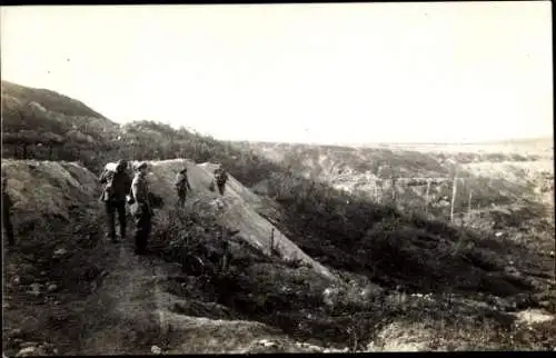 Foto Ak Frankreich, Schlacht, Deutsche Soldaten, Transport, I. WK