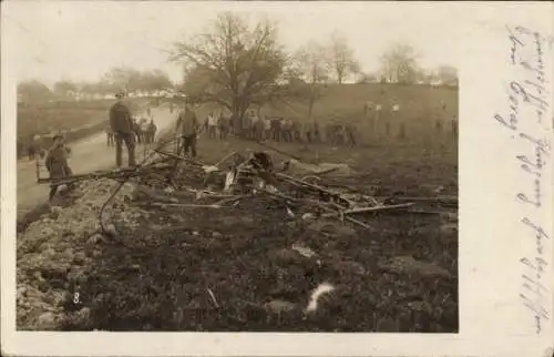 Foto Ak Frankreich, Soldaten, Zerstörter Wagen, Rad, I. WK