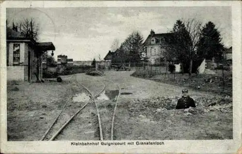 Ak Guignicourt Aisne, Kleinbahnhof, Granatenloch, Soldat, Gleise, Kriegszerstörungen, I. WK