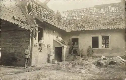 Foto Ak Nord Frankreich, Zerstörtes Haus, Deutsche Soldaten, I. WK