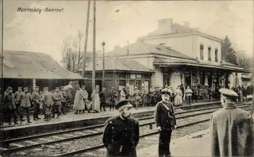 Ak Montmédy Meuse, Bahnhof, Gleisseite, Soldaten, Bahnschienen
