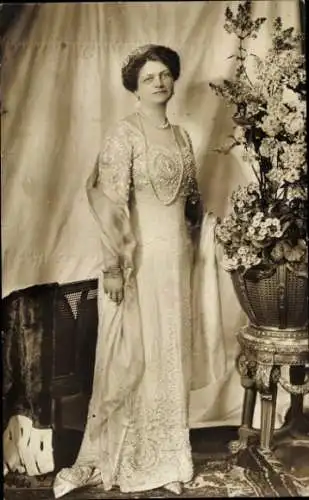 Ak Großherzogin Eleonore zu Hessen, Standportrait