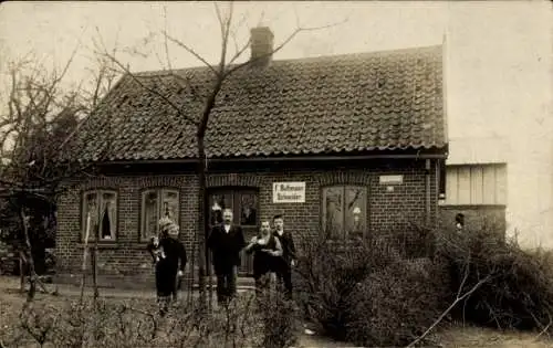 Foto Ak Sülfeld in Holstein, Personen vor der Schneiderei F. Bethmann