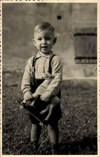 Foto Ak Junge mit Spielzeug, Portrait, Pferd