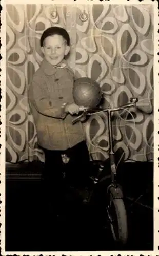 Foto Ak Junge mit Fahrrad, Portrait, Ball