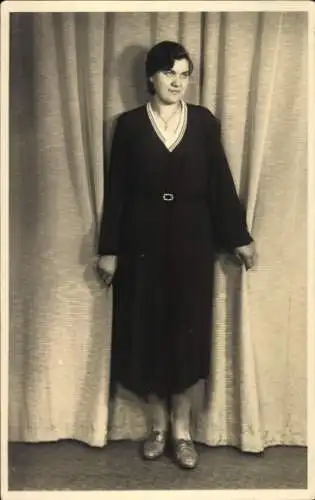 Foto Ak Standportrait einer Frau vor einem Vorhang, 1934