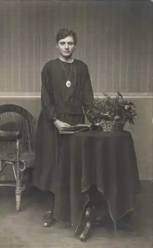 Foto Ak Standportrait einer Frau mit Halskette