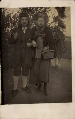 Foto Ak Mann und Frau in Kostümen, Portrait