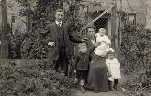 Foto Ak Frankreich, Familienportrait in einem Garten