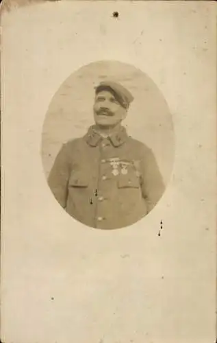 Foto Ak Französischer Soldat in Uniform mit Orden, Portrait