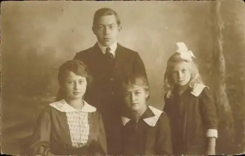 Foto Ak Familienportrait, Frau, junger Mann, Kinder