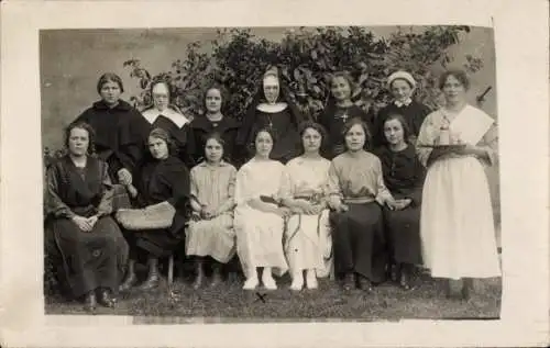 Foto Ak Gruppenaufnahme von Frauen, Nonnen, Krankenschwester