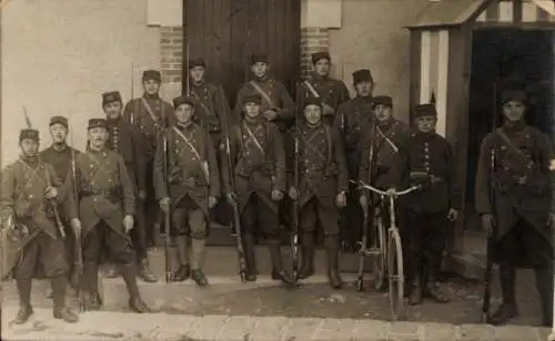 Foto Ak Französische Soldaten in Uniformen, Bajonett, Fahrrad, Gruppenaufnahme