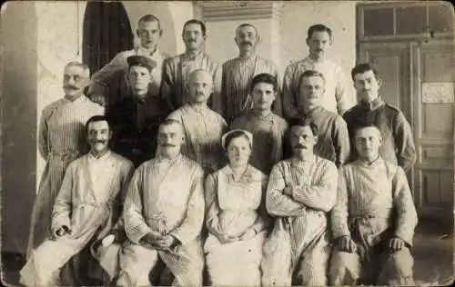 Foto Ak Deutsche Soldaten im Lazarett, Gruppenaufnahme, Krankenschwester, I WK