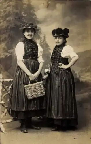Foto Ak Zwei Frauen in Volkstrachten aus dem Schwarzwald