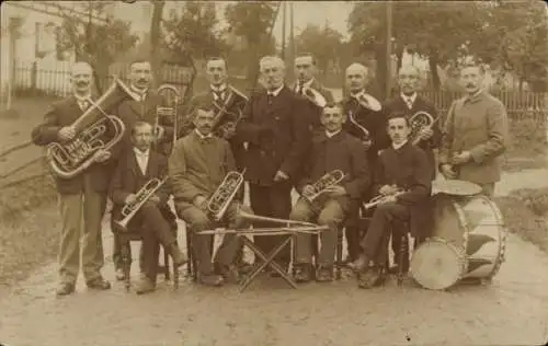 Foto Ak Musikband, Musiker, Musikinstrumente, Trommel, Trompete