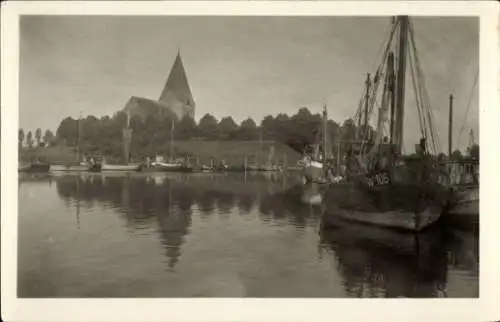 Foto Ak Kirchdorf Insel Poel Mecklenburg, Hafen, Fischerboote, Kirche