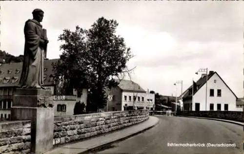 Ak Echternacherbrück in der Eifel, Straßenpartie, Statue