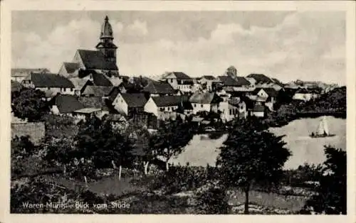 Ak Waren an der Müritz, Blick vom Stüde, Kirche, Segelboot