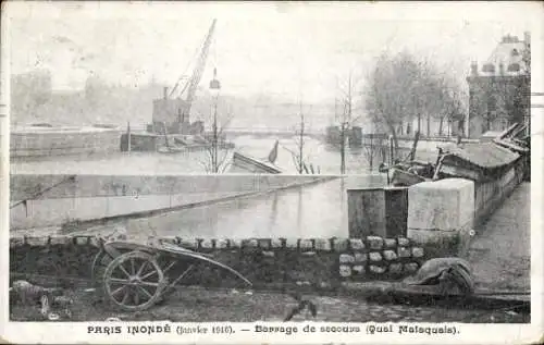 Ak Paris VI, Quai Malaquais, Notdamm, Die große Seine-Flut im Januar 1910