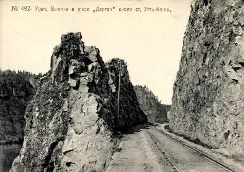 Ak Russland, Ural, Berge, Straßenpartie, Bahnschienen