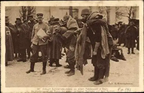 Ak Sejny Polen, Ankunft Schwerverwundeter vor einem Feldlazarett, Russischer Soldat, I. WK