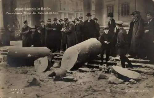 Ak Berlin Mitte, Straßenkämpfe, Zerschossene Säulen des Nationaldenkmals