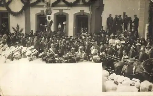 Foto Ak Kaiser Wilhelm II. in einer Kutsche, Deutsche Soldaten in Uniformen, Zuschauer