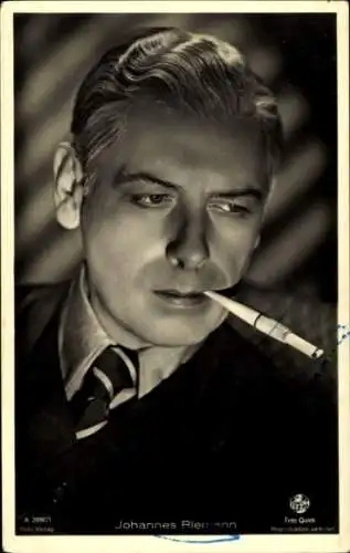 Ak Schauspieler Johannes Riemann, Portrait, Zigarette, Autogramm