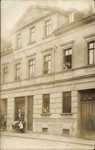 Foto Ak Schmölln in Thüringen, Wohnhaus Gößnitzer Straße, Anwohner, Geschäft, 1911