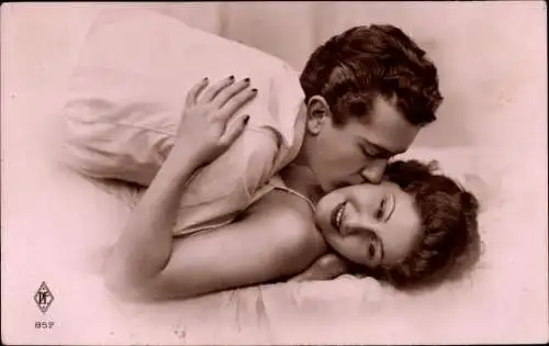 Ak Liebespaar, Kuss auf die Wange