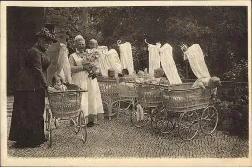Ak Frauen mit Babys in Kinderwägen, Kindermädchen