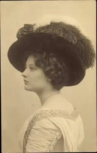 Foto Ak Portrait einer Frau mit Federhut