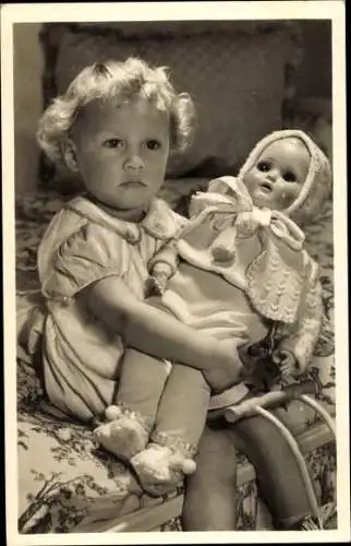 Ak Mädchen mit einer Puppe