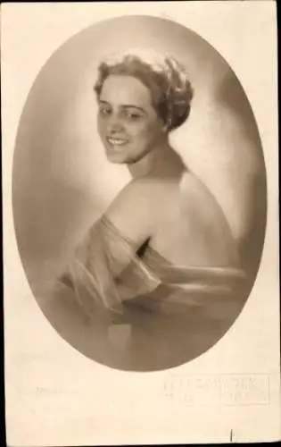 Foto Ak Portrait einer Frau im schulterfreien Kleid, Julia 1928