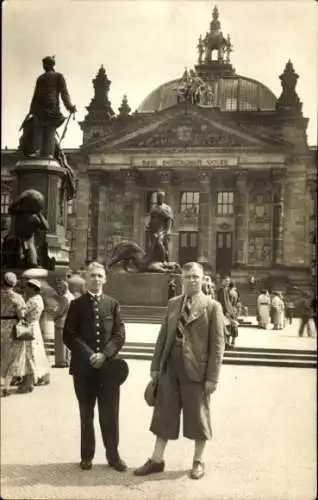 Foto Ak Berlin Tiergarten, Reichstagsgebäude, Bismarckdenkmal, zwei Männer>