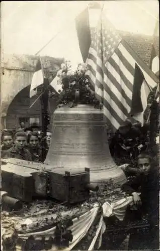 Foto Ak Hollenbach in Schwaben Bayern ?, Glockenweihe, Fahnen, USA