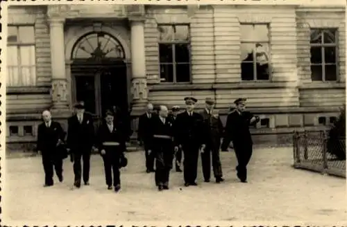 Foto Ak Bouxwiller Buchsweiler Elsass Bas Rhin, Männer in Uniformen, Gebäude