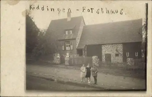 Foto Ak Köddingen Feldatal in Hessen, Soldat und Frauen vor dem Forsthaus