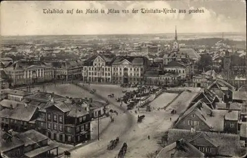 Ak Jelgava Mitau Lettland, Gesamtansicht, Markt, Blick von der Trinitatis Kirche