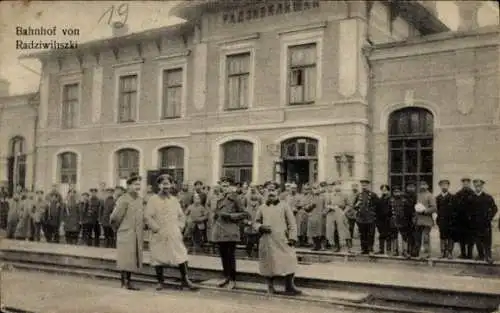 Ak Radziwiliszky Radwilischken Radviliškis Litauen, Bahnhof, Deutsche Soldaten in Uniformen, I WK