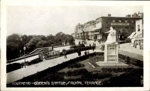 Ak Southend on Sea Essex England, Queen's-Statue, Royal Terrace