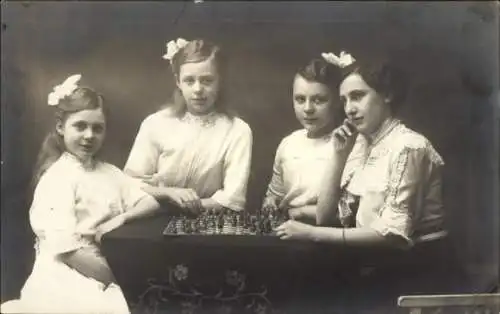 Foto Ak Frau und Mädchen beim Schachspiel, Portrait 1913