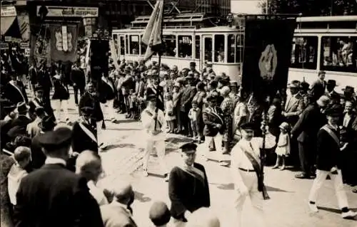 Foto Ak Kegler-Treffen, Fahnen Kölner und Hagener Verband, Festzug