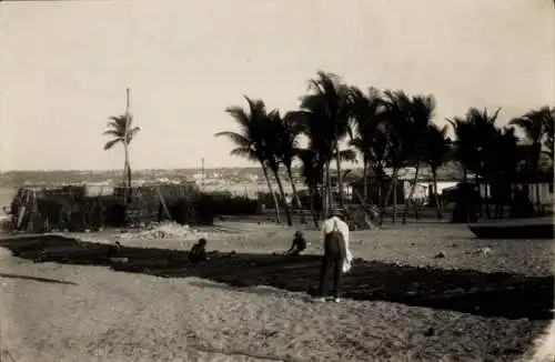 Foto Luanda Loanda Angola, Partie am Strand mit Palmen