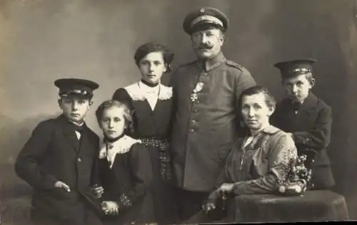 Foto Ak Deutscher Soldat mit Familie, Familienbild, Frau, Kinder