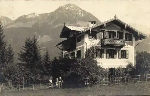 Foto Ak Berchtesgaden in Oberbayern, Wohnhaus, Kinder, Bergspitze